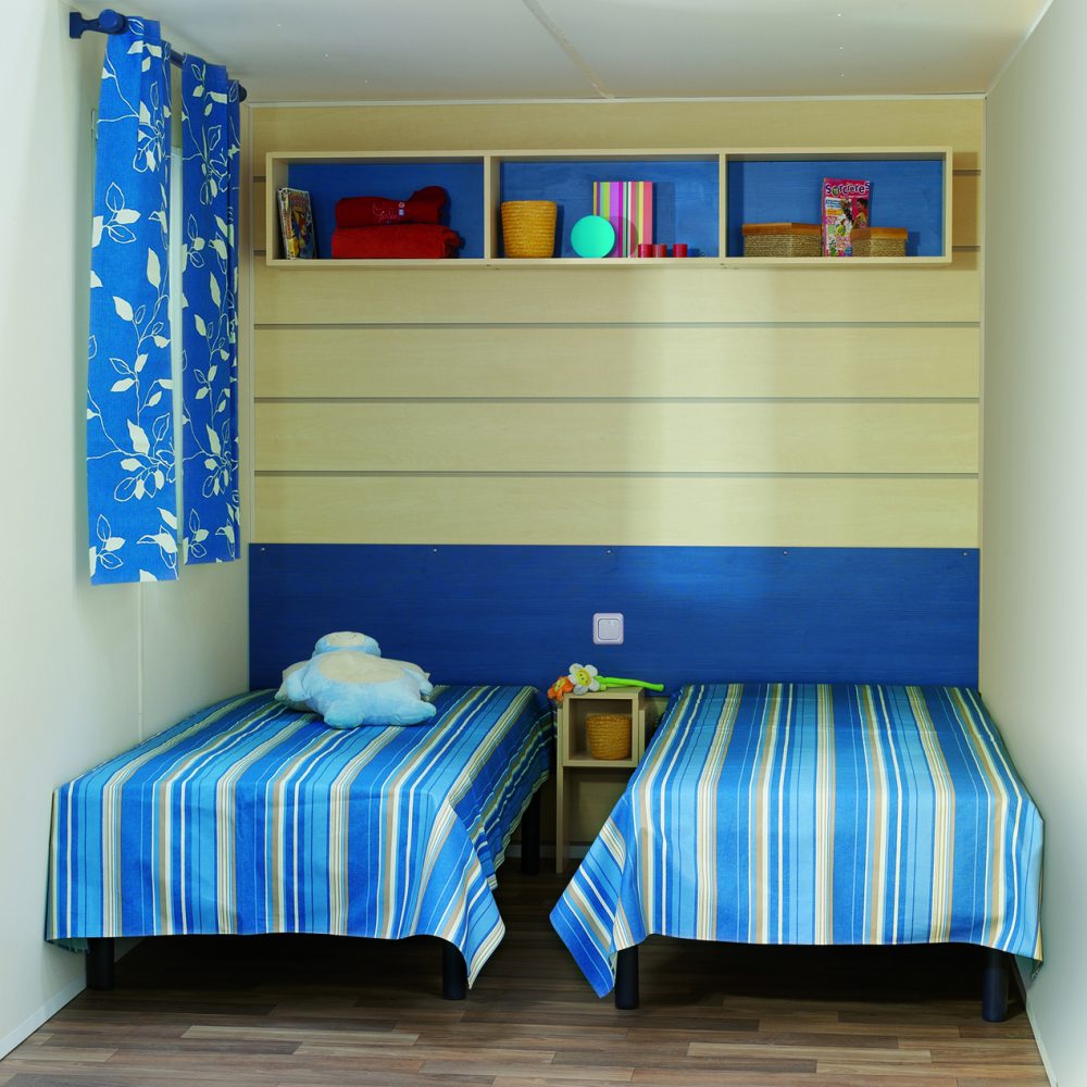 enfant locatif bleu